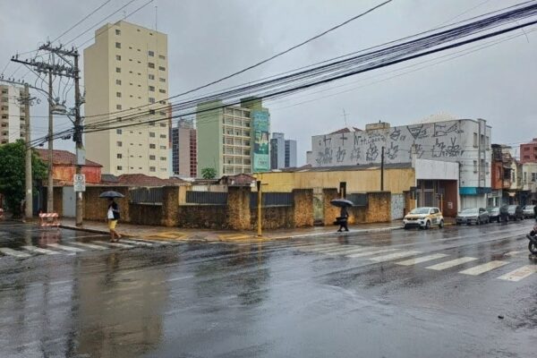 Terreno Rua Rio Branco esquina com bandeirantes
