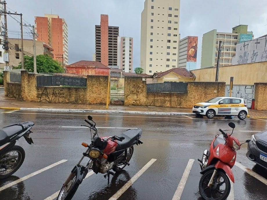 Terreno Rua Rio Branco esquina com bandeirantes