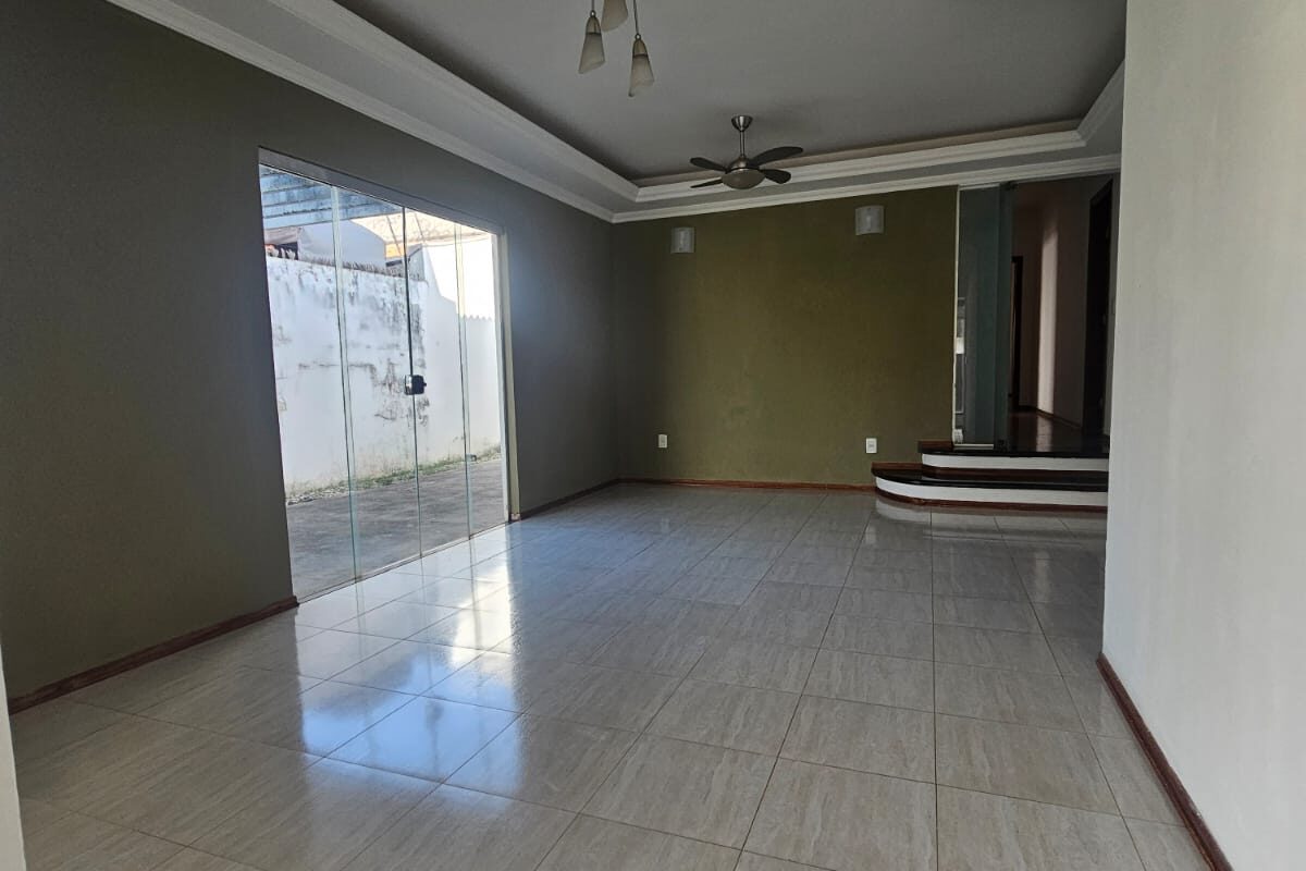 CASA NO JD TERRA BRANCA.