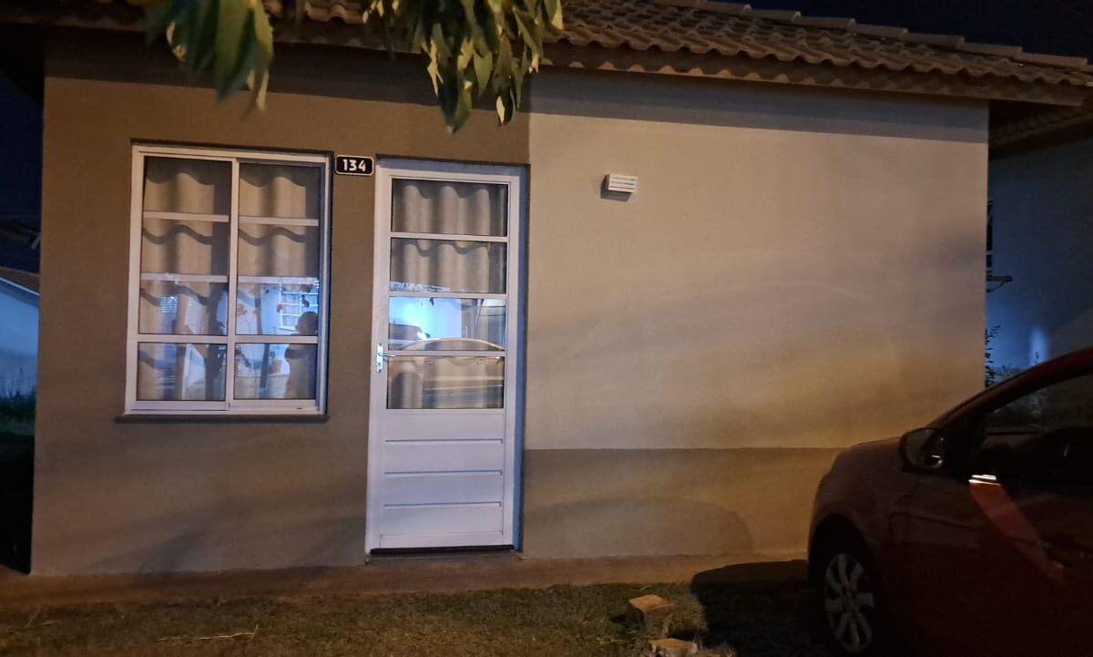 CASA NO BAIRRO VARGEM LIMPA.