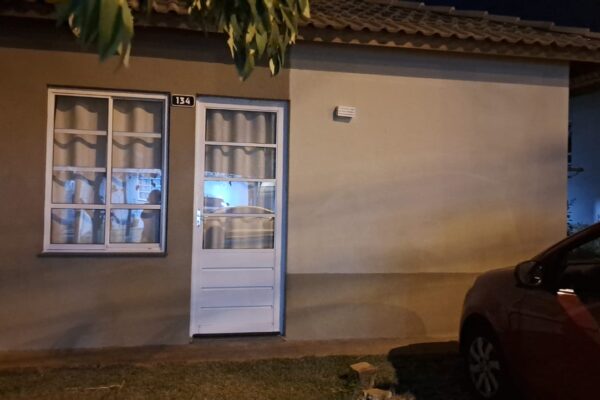 CASA NO BAIRRO VARGEM LIMPA.