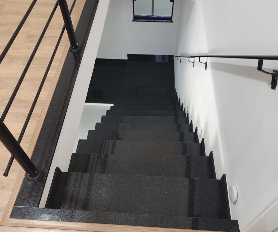 CASA JD ESTORIL,RESIDÊNCIA E COMÉRCIO.