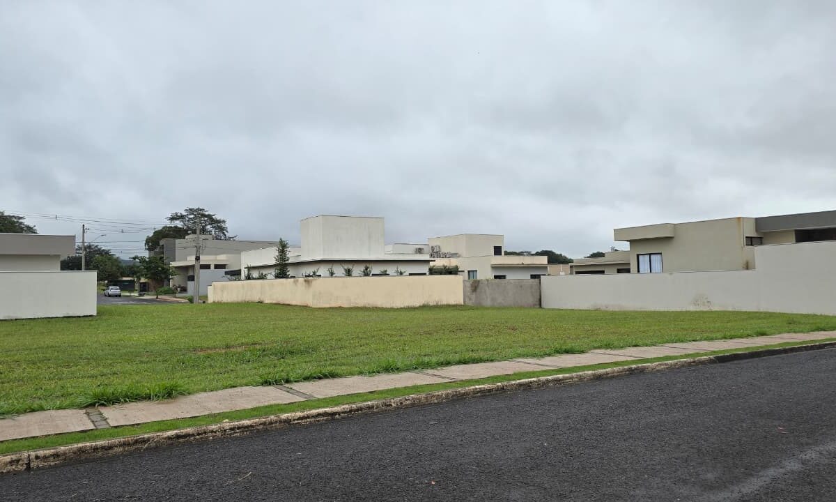 TERRENO CONDOMÍNIO VILLA DE LÉON 1